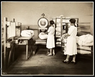 Dwie Afroamerykanki ważące worki z praniem w pralni Carolyn Laundry przy 111 East 128th Street, East Harlem, Nowy Jork, 1928 (odbitka żelatynowa)