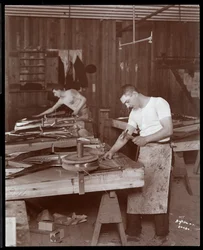 Dwaj mężczyźni pracujący w fabryce Harrington Piano Co., 1907 (odbitka żelatynowa)