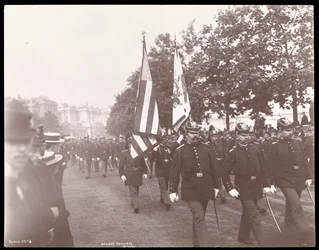 Widok starożytnej artylerii bostońskiej maszerującej w paradzie w Londynie, Anglia, 1897 (srebrny odbitka żelatynowa)