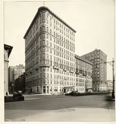 Widok hotelu Embassy na Broadwayu i 70th Street, Nowy Jork, 1921 (srebrny odbitka żelatynowa)