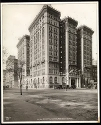 Widok na Hotel Majestic przy 72nd Street z drugiej strony Central Park West, Nowy Jork, 1920 (srebrny odbitka żelatynowa)