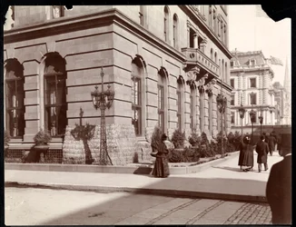 Widok na Waldorf Astoria Hotel i rezydencję J. J. Astora przy Piątej Alei przy 33 i 34 ulicy, Nowy Jork, 1895 (srebrny odbitka żelatynowa)