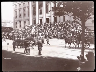 Widok tłumu na schodach Brooklyn Borough Hall podczas Brooklyn Police Parade, 1897 (srebrny odbitka żelatynowa)