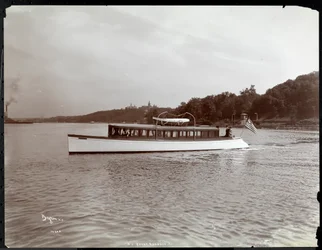Widok jachtu Delicia należącego do New York Yacht, Launch und Engine Co. na rzece Hudson w pobliżu Morris Heights, Nowy Jork, 1903 r. (odbitka żelatynowa)