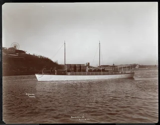 Widok jachtu Mousquetaire nowojorskiego jachtu Launch und Engine Co. na rzece Harlem, Nowy Jork, 1905 (srebrny odbitka żelatynowa)