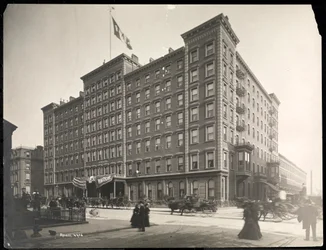 Windsor Hotel przy 5th Avenue od 46th do 47th Streets, Nowy Jork, 1898 (srebrny odbitka żelatynowa)