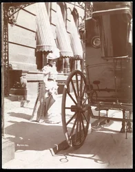 Kobieta zbliżająca się do powozu w hotelu Waldorf Astoria, 34th Street and 5th Avenue, Nowy Jork, 1897 lub 1898 (srebrny odbitka żelatynowa)
