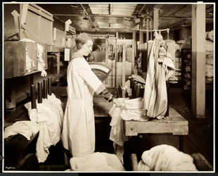 Kobiety znakujące torby z praniem w Carolyn Laundry przy 111 East 128th Street, East Harlem, Nowy Jork, 1928 (srebrny odcisk żelatynowy)