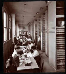 Kobiety pracujące w aktówce, pod męskim nadzorem, w Metropolitan Life Insurance Co. przy 23rd Street i Madison Avenue, Nowy Jork, 1907 (srebrny odbitka żelatynowa)