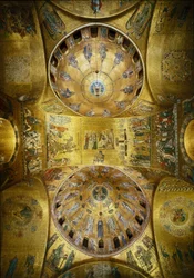 Architektura bizantyjska: widok na kopuły z mozaikami na złotym tle (styl romański i bizantyjski) ilustrujące Pięćdziesiątnicę (1250-1300) i Wniebowstąpienie (początek XIII wieku). Bazylika San Marco (Bazylika San Marco) Wenecja