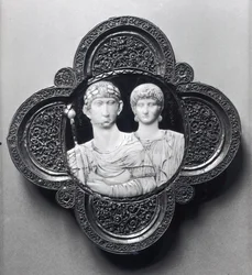 Kamionka przedstawiająca cesarza Honoriusza (395-423) i jego żonę Marię (kość słoniowa i metal) (patrz także 189590)