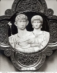 Kamea przedstawiająca cesarza Honoriusza (395-423) i jego żonę Marię (kość słoniowa i metal) (patrz także 189591)