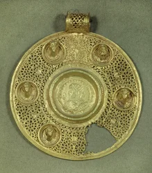 Złoty okrągły medalion: solidus Konstantyna I Wielkiego (270-337 r.) uderza w Sirmium w 321 r. n.e., w opusowej ramie międzyrasowej, ozdobiony 5 reliefowymi popiersiami. IV wiek naszej ery. Słońce 0,092 m Paryż, Musee du Louvre