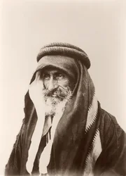 Portret szejka Khalila Senaah (na tle ściany) w Kerak, ok. 1895-99