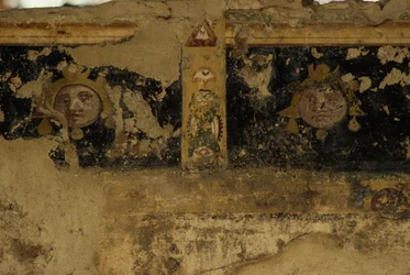 Fragmenty fresku, Świątynia Salus Augusta-Cryptoporticus, starożytne rzymskie miasto Urbs Salvia, Urbisaglia, Marche, Włochy (zdjęcie)