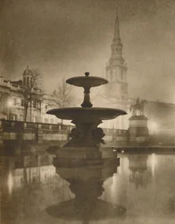 „Nocny deszcz zamienił chodniki w kałużę refleksji”, c1935.
