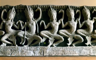 Apsary, bardzo młode i piękne stworzenia, które tańczyły na dziedzińcu Indry. Mitologia hinduska. Art Khmer, świątynia Bayon