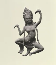 Tańcząca Apsara, detal z fryzu, koniec XII - początek XIII w. (kamień) (detal z 155540)