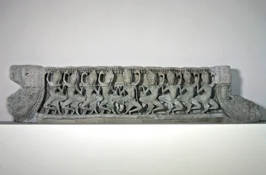 Fronton z dziewięcioma tańczącymi szparami, koniec XII-początek XIII wieku, z Bayon, Angkor Thom (piaskowiec)