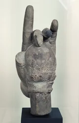 Ręka z kolosalnego posągu Śiwy, z Koh Ker, prowincja Kompong Thom (piaskowiec)