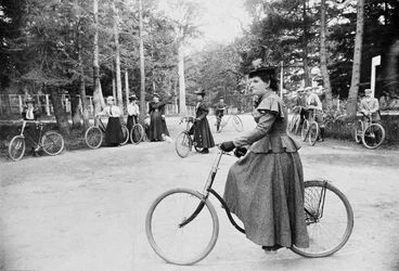 Hannah Maynard i inni jeżdżą na rowerze w Beacon Hill Park, Victoria, ok. 1895 r.