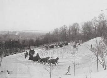 Tandem Club Driving on the Mountain (zdjęcie czarno-białe)