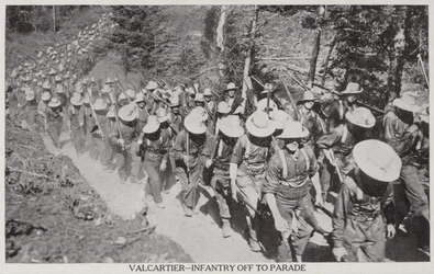 Val Cartier - Piechota na paradzie 1915 (zdjęcie czarno-białe)