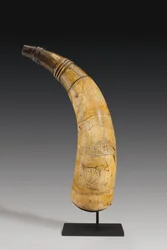 Róg prochowy, z wygrawerowaną mapą rzeki Św. Wawrzyńca na terenie Quebecu, ok. 1759 (róg) (patrz także 997378-80)
