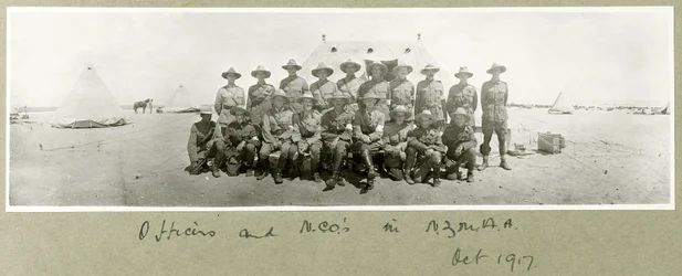 Oficerowie i podoficerowie w N.Z.MA.A., październik 1917 r.