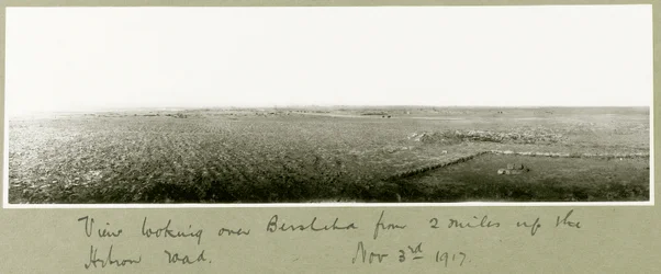 Widok na Beer-Szebę z dwóch mil w górę Hebron Road, 3 listopada 1917 r.