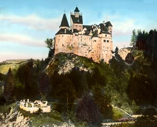 Rumunia, Transylwania, zamek Bran (znany jako zamek Drakuli) w pobliżu wsi Bran i miasta Brasov, data zdjęcia: około 1920 r. Archiwum Carla Simona