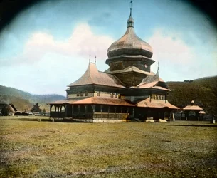 Rumunia, grecki kościół zjednoczony w regionie Bukowiny, data zdjęcia: około 1920 r. Archiwum Carla Simona
