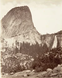 Czapka Wolności i Nevada Fall, Yosemite, ca. 1872, wydrukowany ca. 1876.