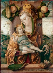 Matka Boska z Dzieciątkiem. Za nimi jabłka i ogórek, na dole otwarta księga (Biblia). Tempera na desce autorstwa Carla Crivellego (1430/35-1494/1500)
