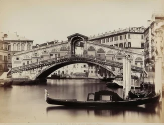 Widok na kanał Grand Canal z Ponte di Rialto w Wenecji. ok. 1865-1875
