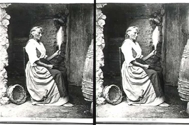 Stara kobieta Spinning, Capri, ok. 1865 (zdjęcie czarno-białe)