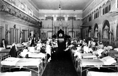 Zdobiony salon w szpitalu z rannymi i pielęgniarkami Czerwonego Krzyża (zdjęcie czarno-białe)