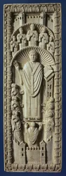 Arcybiskup w swoim chórze, ok. 875 rne (panel z kości słoniowej)