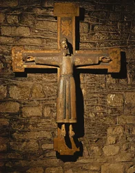 Chrystus na krzyżu, w pełni odziany