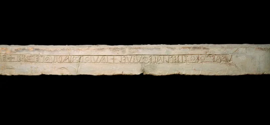 Sztuka celtycka: „” hołd bóstwom””” Grawerowany napis w alfabecie celtyckim (Ogham). z regionu Come we Włoszech. Koniec 6 początek 5 wieku pne. Ciemny. 365x19x33 cm Como, Museo Civico Archeologico Paolo Giovio