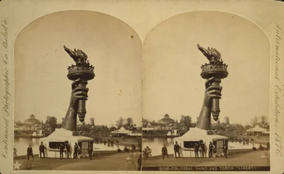 Kolosalna ręka i pochodnia „Liberty” na wystawie stulecia w Filadelfii, 1876