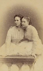 Aleksandra Iossifovna z Rosji (z domu księżna Aleksandra z Saksonii Altenburg) i Olga Konstantynowna z Rosji - Portret wielkiej księżnej Aleksandry Iosifovny (1830-1911) i wielkiej księżnej Olgi Konstantynówny z Rosji (1851-1926), autorstwa Bergamasco, Cha