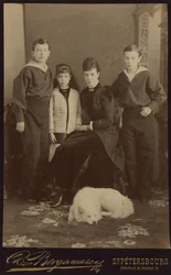 Cesarzowa Maria Fiodorowna z dziećmi, Mikołajem Aleksandrowiczem, Jerzym Aleksandrowiczem i Ksenią Aleksandrowną, autorstwa Bergamasco, Karola (Karla) (1830-1896). Zdjęcie albuminy, ca. 1883. Rosyjskie Państwowe Archiwum Filmowe i Fotograficzne, Krasnogors