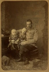 Konstantyn Konstantynowicz de Russie avec ses fils Ioann et Gabriel - Wielki Książę Konstantyn Konstantynowicz Rosji z synami, Janem Konstantynowiczem i Gabrielem Konstantinowiczem, autorstwa Bergamasco, Karola (Karla) (1830-1896). Zdjęcie albuminy, ok. 18
