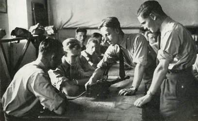 Personel RAF uczący się o broni, 1941 r.