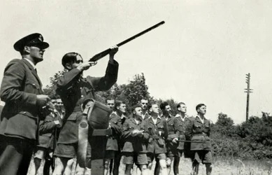 Personel RAF uczący się strzelania z broni palnej podczas II wojny światowej, 1941 r.