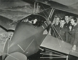Personel RAF uczący się latać na symulatorze lotu podczas II wojny światowej, 1941 r.