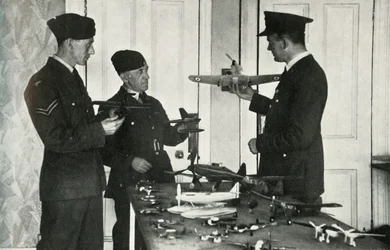 Personel RAF uczący się rozpoznawania samolotów podczas II wojny światowej, 1941 r.