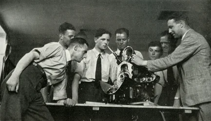 Personel RAF otrzymujący szkolenie w zakresie silników lotniczych, 1941 r.
