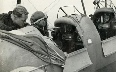 Pilot RAF uczący się latać podczas II wojny światowej, 1941 r.